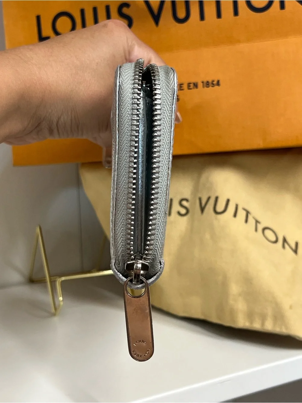 🔥🔥 Louis Vuitton Metallic Silver Suhali Goatskin Zippy Wallet with dust bag